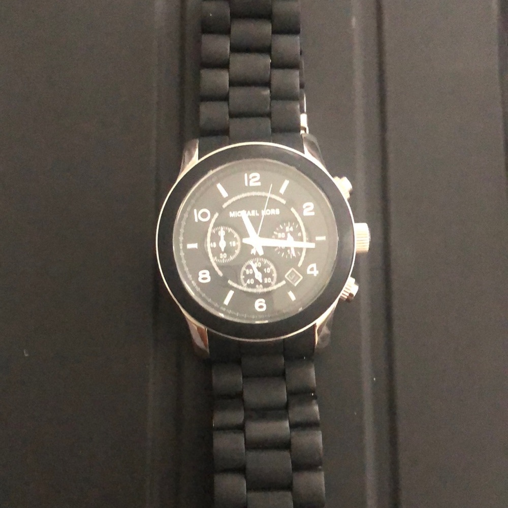 Used watch in great condition however it needs a battery